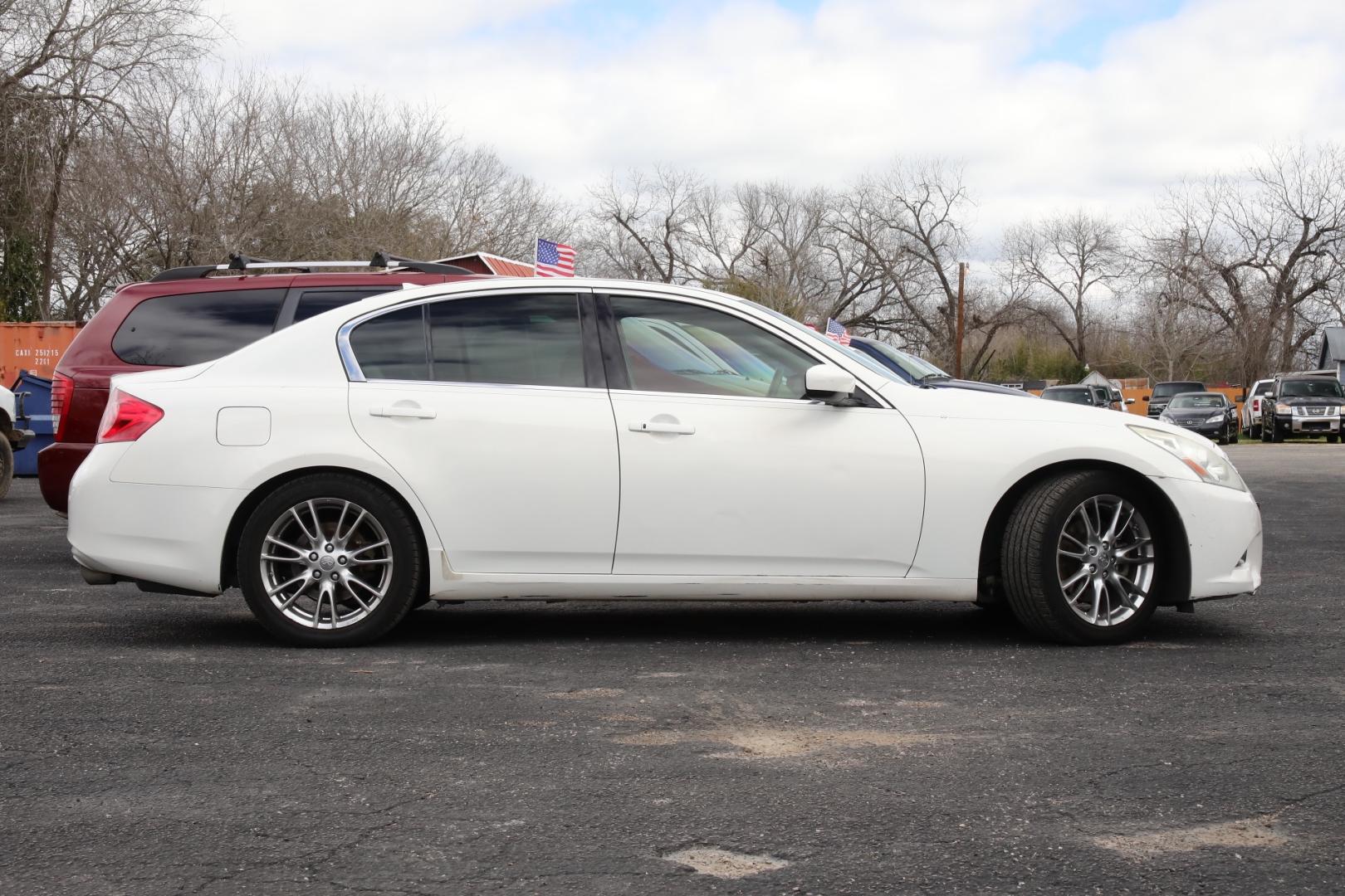 2011 WHITE INFINITI G SEDAN G37 Journey (JN1CV6AP0BM) with an 3.7L V6 DOHC 24V engine, 5-SPEED AUTOMATIC transmission, located at 420 E. Kingsbury St., Seguin, TX, 78155, (830) 401-0495, 29.581060, -97.961647 - Photo#3